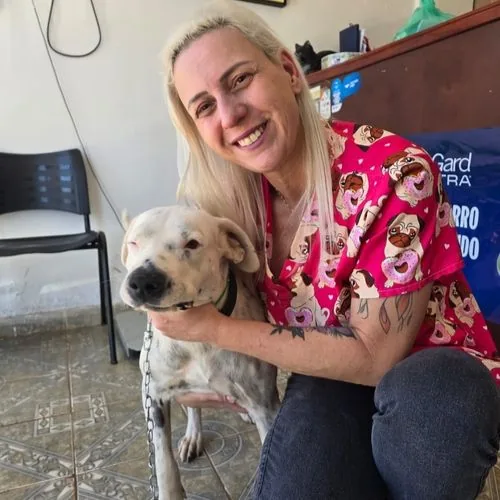 Dra. Cris abraçando um labrador