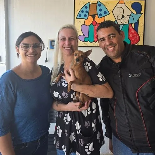 Tutores com seu cachorro na clínica